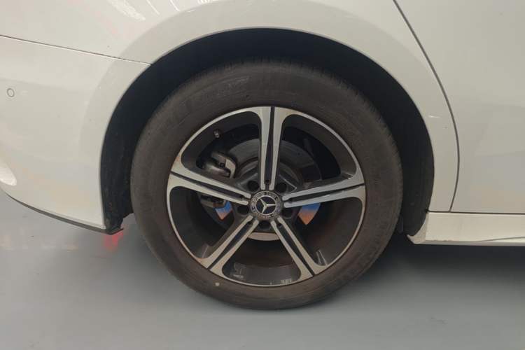 Used Mercedes-Benz A-Class 2022 Revised Version A 200 L Sport Sedan Fashionable Style Right Rear Wheel Hub