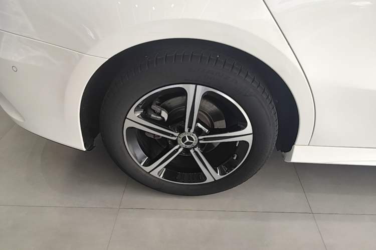 Used Mercedes-Benz A-Class 2022 Revised Version A 200 L Sport Sedan Fashionable Style Right Rear Wheel Hub