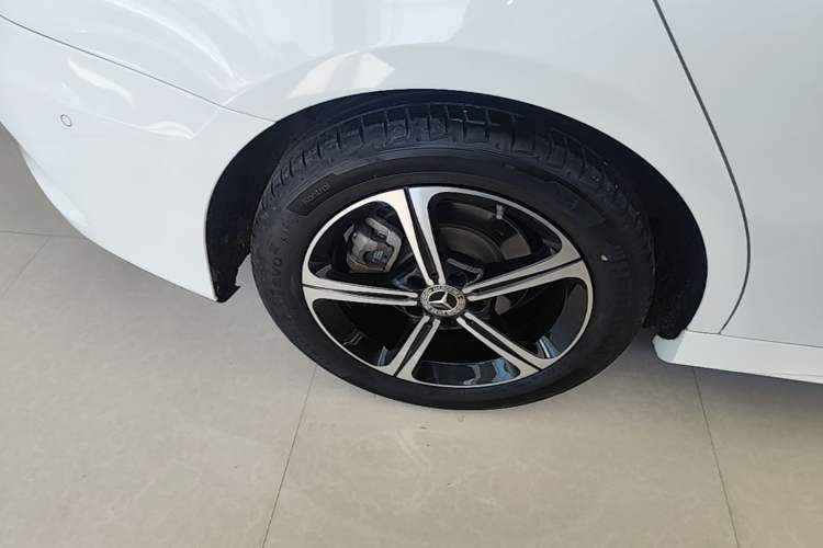 Used Mercedes-Benz A-Class 2022 A 200 L Sport Sedan Fashion Model Right Rear Wheel Hub