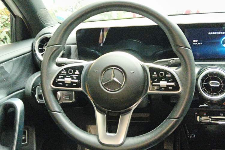 Used Mercedes-Benz A-Class 2022 Restyled A 200 L Sport Sedan Fashion Version Steering Wheel