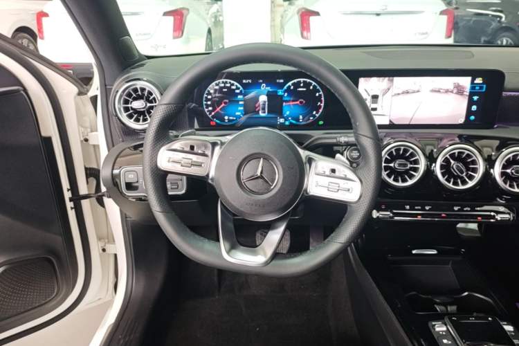 Used Mercedes-Benz A-Class 2022 Second Facelift A 200 L Sport Sedan Fashion Version Steering Wheel