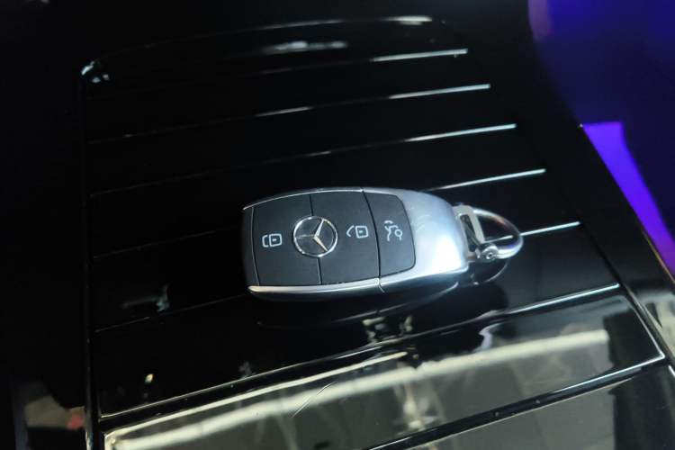 Used Mercedes-Benz A-Class 2022 Revised Version A 200 L Sport Sedan Fashionable Style Vehicle Key
