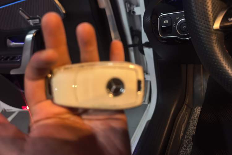 Used Mercedes-Benz A-Class 2022 Second Facelift A 200 L Sport Sedan Fashion Version Vehicle Key