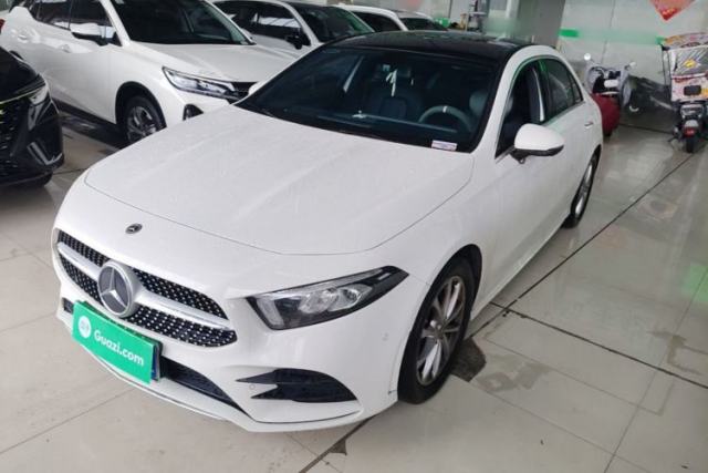 Ojetý Mercedes-Benz A-Class 2022 Restyled A 200 L Sport Sedan Fashion Version