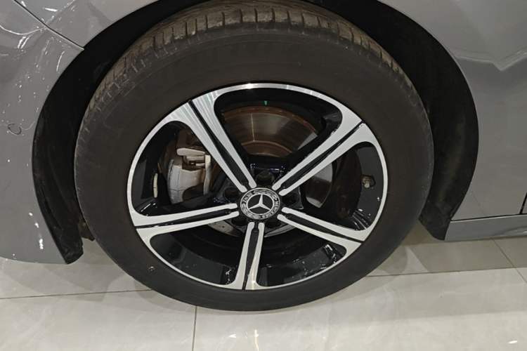 Used Mercedes-Benz A-Class 2023 A 200 L Fashion Model Left Front Wheel Hub