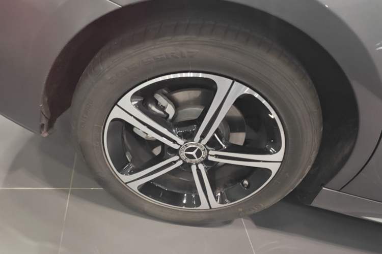 Used Mercedes-Benz A-Class 2023 A 200 L Fashion Model Right Rear Wheel Hub