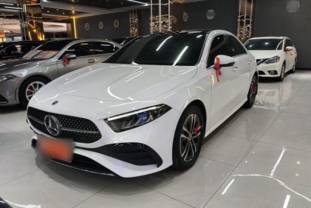 Ojetý Mercedes-Benz A-Class 2023 A 200 L Fashion Model