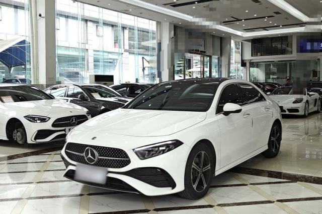 Ojetý Mercedes-Benz A-Class 2023 A 200 L Fashion Model