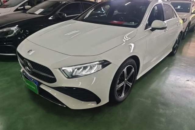 Ojetý Mercedes-Benz A-Class 2023 A 200 L Fashion Model