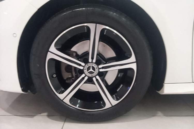 Used Mercedes-Benz A-Class 2023 A 200 L Fashion Model Left Front Wheel Hub