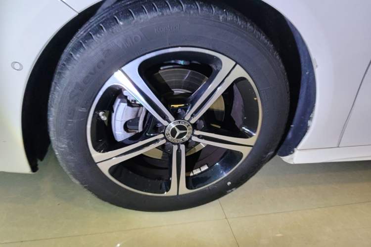 Used Mercedes-Benz A-Class 2023 A 200 L Fashion Model Left Front Wheel Hub