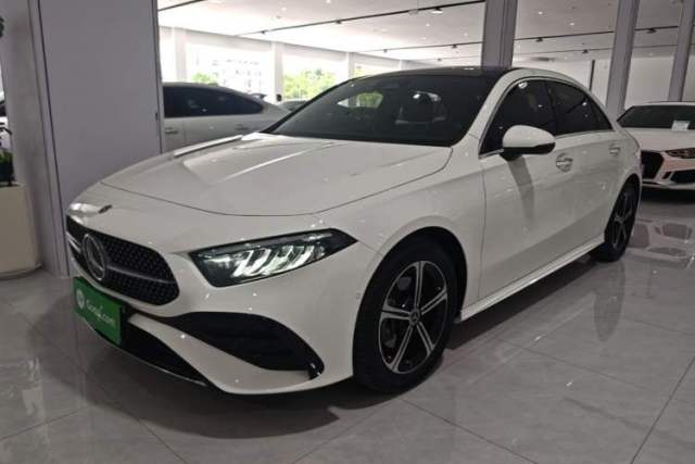 Ojetý Mercedes-Benz A-Class 2023 A 200 L Fashion Model
