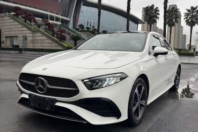 Ojetý Mercedes-Benz A-Class 2023 A 200 L Fashion Model