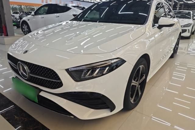 Ojetý Mercedes-Benz A-Class 2023 A 200 L Fashion Model