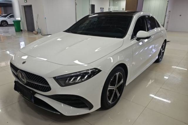 Ojetý Mercedes-Benz A-Class 2023 A 200 L Fashion Model