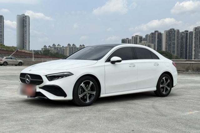 Ojetý Mercedes-Benz A-Class 2024 A 200 L Fashion Model