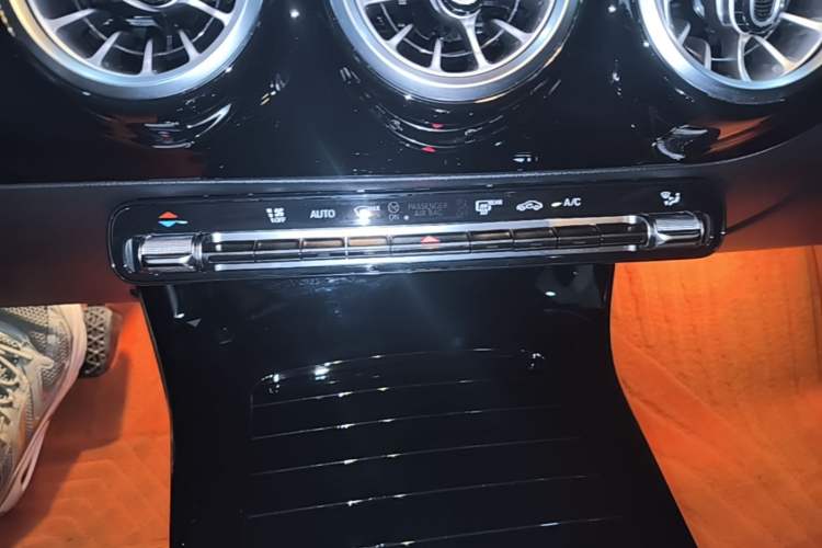 Used Mercedes-Benz A-Class 2024 Updated A 200 L Fashion Version Audio And AC Panel
