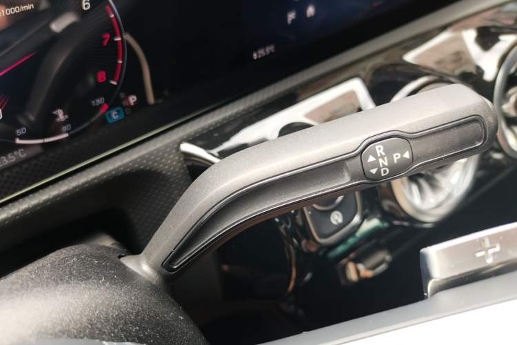 Used Mercedes-Benz A-Class 2024 Updated A 200 L Fashion Version Gear Lever
