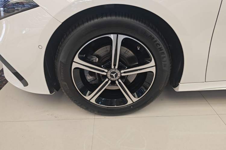 Used Mercedes-Benz A-Class 2024 Updated A 200 L Fashion Version Left Front Wheel Hub