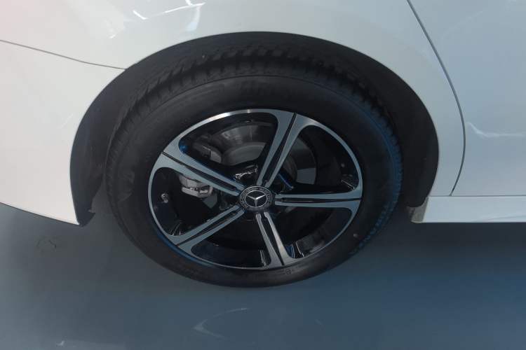 Used Mercedes-Benz A-Class 2024 Updated A 200 L Fashion Version Right Rear Wheel Hub
