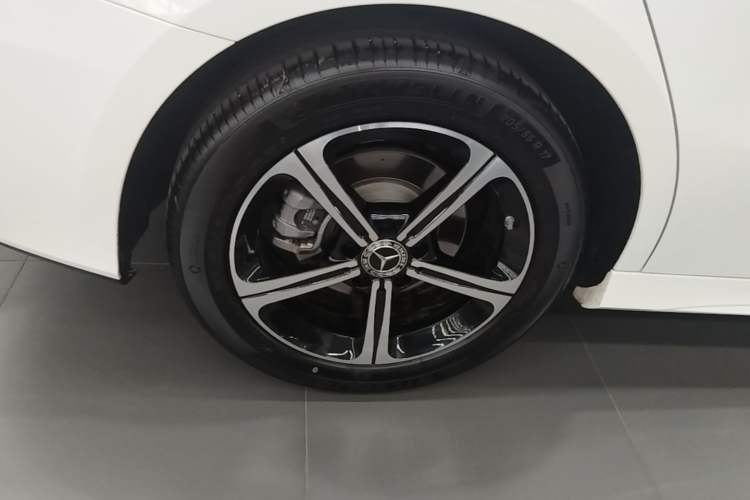 Used Mercedes-Benz A-Class 2024 Updated A 200 L Fashion Version Right Rear Wheel Hub