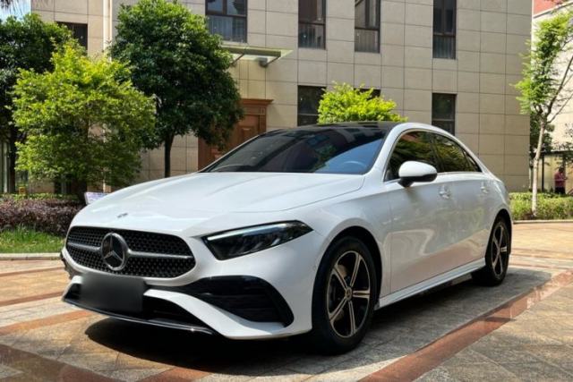 Ojetý Mercedes-Benz A-Class 2024 Updated A 200 L Fashion Version
