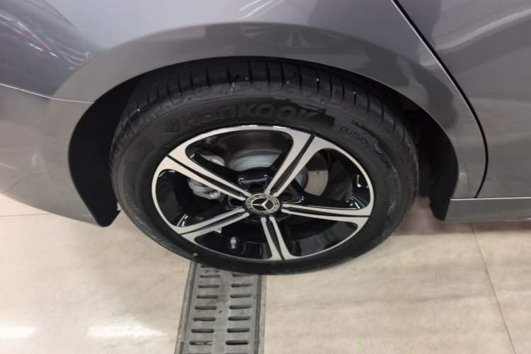 Used Mercedes-Benz A-Class 2025 A 200 L Fashion Model Right Rear Wheel Hub