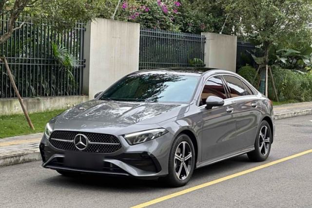 Ojetý Mercedes-Benz A-Class 2025 A 200 L Fashion Model