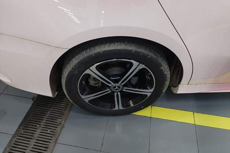 Used Mercedes-Benz A-Class 2025 A 200 L Fashion Model Right Rear Wheel Hub