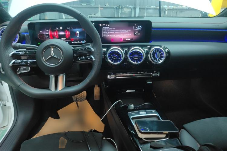 Used Mercedes-Benz A-Class 2025 Facelifted A 200 L Fashion Edition Center Console