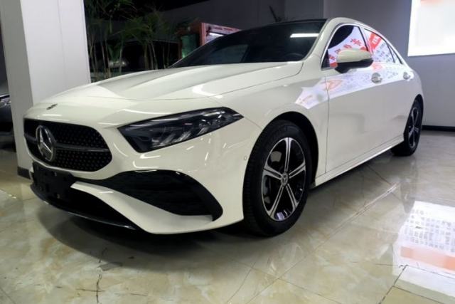Ojetý Mercedes-Benz A-Class 2025 A 200 L Fashion Model