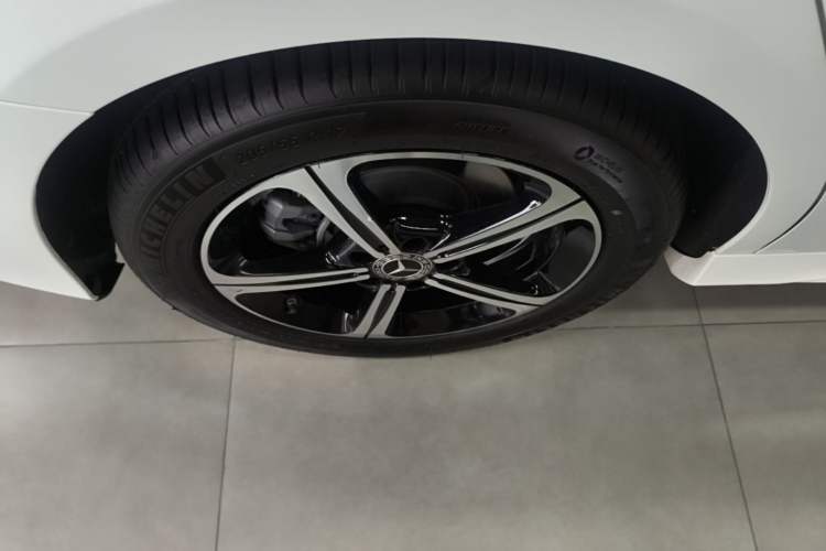 Used Mercedes-Benz A-Class 2025 A 200 L Fashion Model Right Rear Wheel Hub