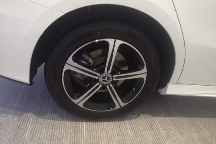 Used Mercedes-Benz A-Class 2025 A 200 L Fashion Model Right Rear Wheel Hub