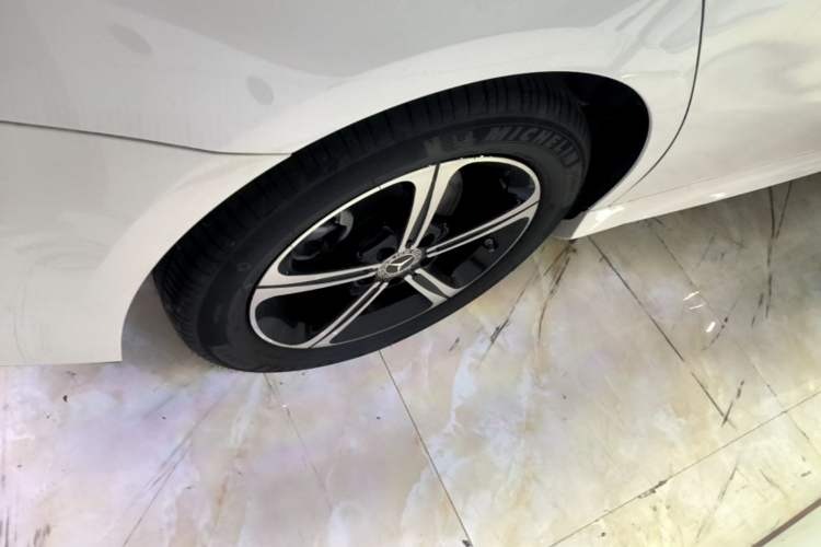 Used Mercedes-Benz A-Class 2025 A 200 L Fashion Model Right Rear Wheel Hub