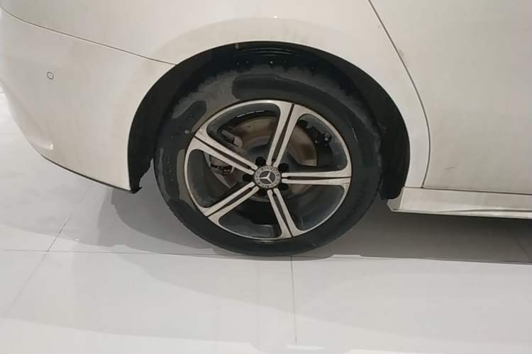 Used Mercedes-Benz A-Class 2025 A 200 L Fashion Model Right Rear Wheel Hub