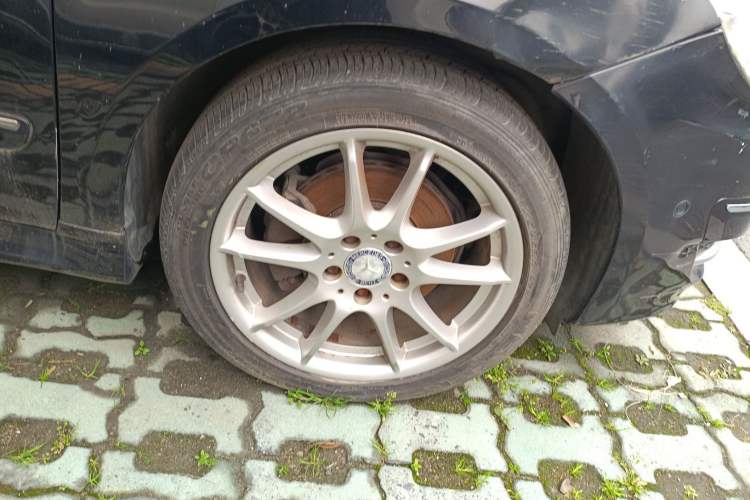 Used Mercedes-Benz B-Class 2009 B 200 Luxury Model Right Front Wheel Hub