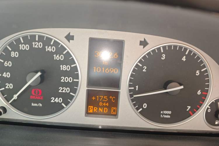 Used Mercedes-Benz B-Class 2009 B 200 Fashion Model Odometer Close Up