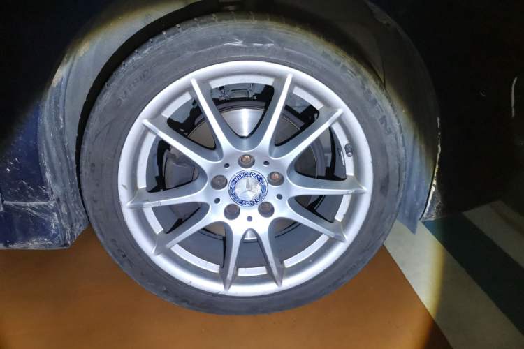 Used Mercedes-Benz B-Class 2009 B 200 Luxury Model Right Front Wheel Hub