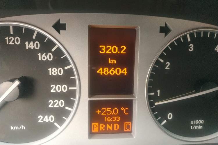 Used Mercedes-Benz B-Class 2009 B 200 Fashion Model Odometer Close Up