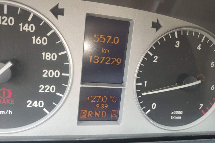 Used Mercedes-Benz B-Class 2009 B 200 Fashion Model Odometer Close Up