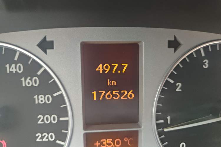 Used Mercedes-Benz B-Class 2009 B 200 Sport Edition Odometer Close Up