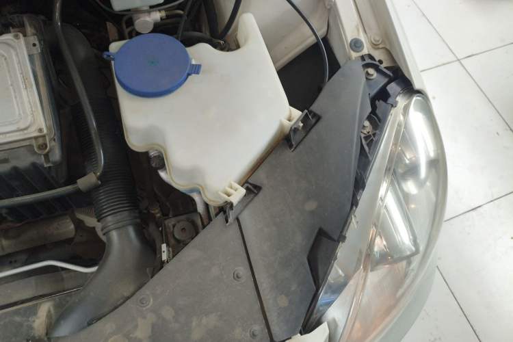 Used Mercedes-Benz B-Class 2009 B 200 Luxury Model Engine Bay Left