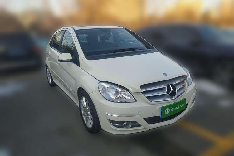 Used Mercedes-Benz B-Class 2009 B 200 Luxury Model Front Right 45 Deg