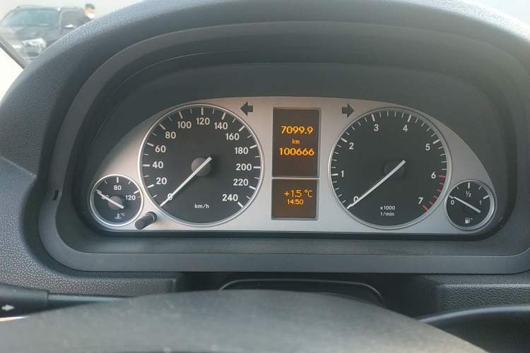 Used Mercedes-Benz B-Class 2009 B 200 Luxury Model Odometer Close Up