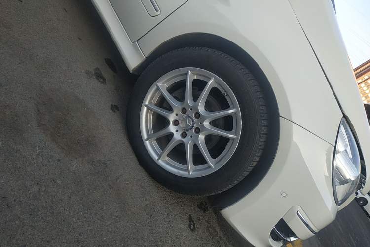 Used Mercedes-Benz B-Class 2009 B 200 Luxury Model Right Front Wheel Hub