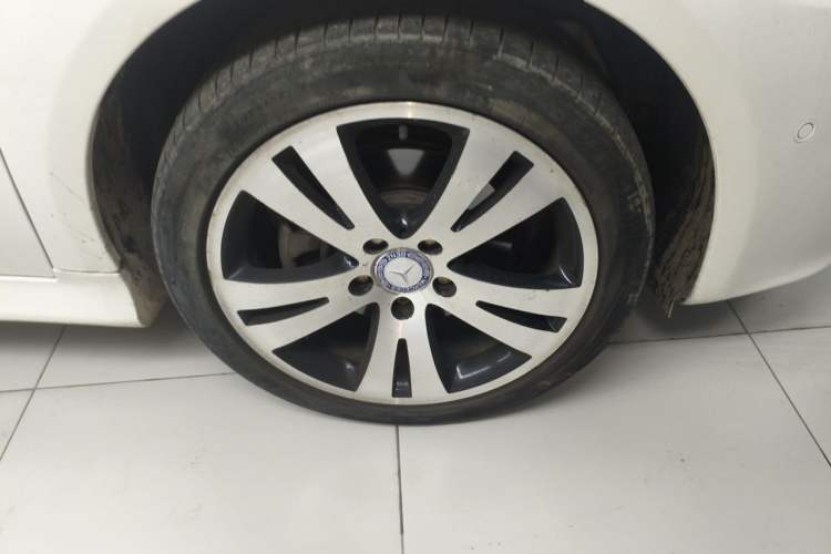 Used Mercedes-Benz B-Class 2009 B 200 Luxury Model Right Front Wheel Hub