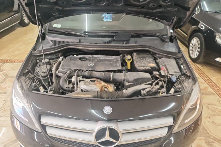 Used Mercedes-Benz B-Class 2012 B 200 Engine Bay