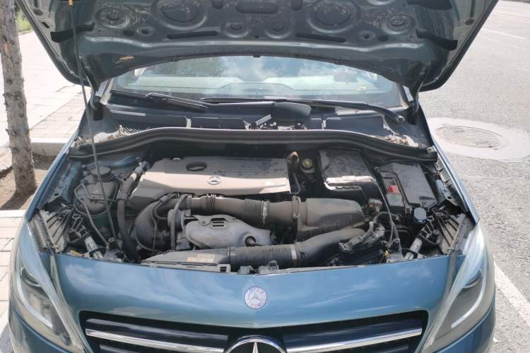 Used Mercedes-Benz B-Class 2012 B 200 Engine Bay