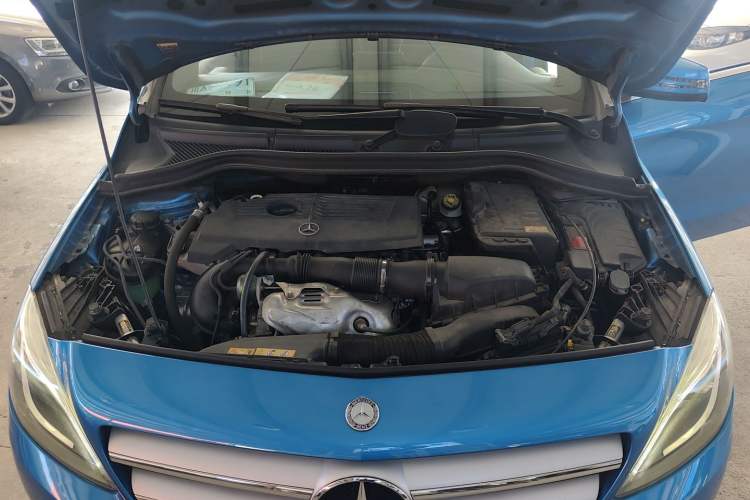 Used Mercedes-Benz B-Class 2012 B 200 Engine Bay