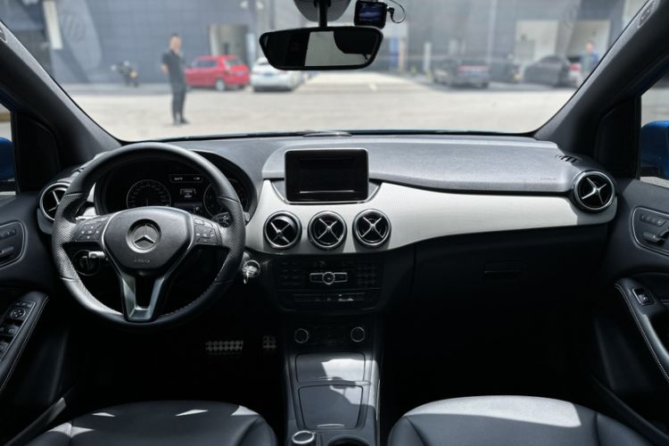 Used Mercedes-Benz B-Class 2012 B 200 Interior 1